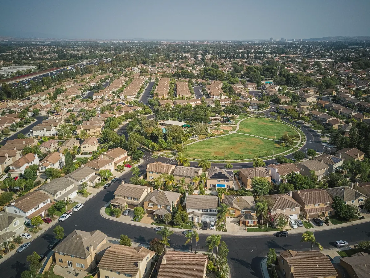 Buying a home in Richmond Hill GA with local community and neighborhood views